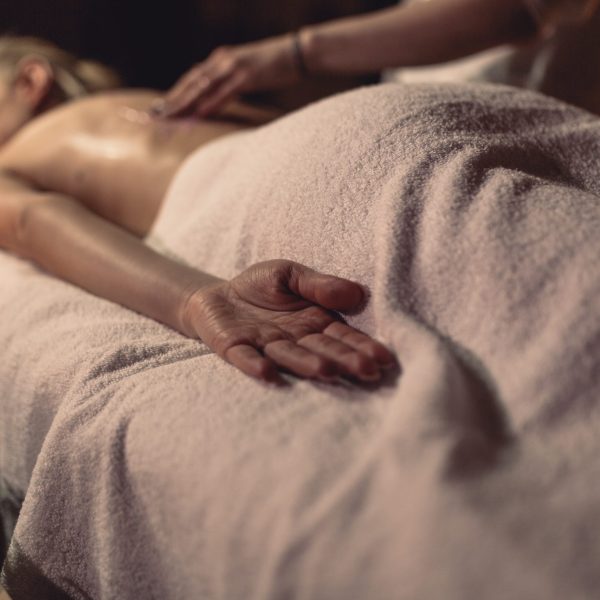 massage-concept-with-woman